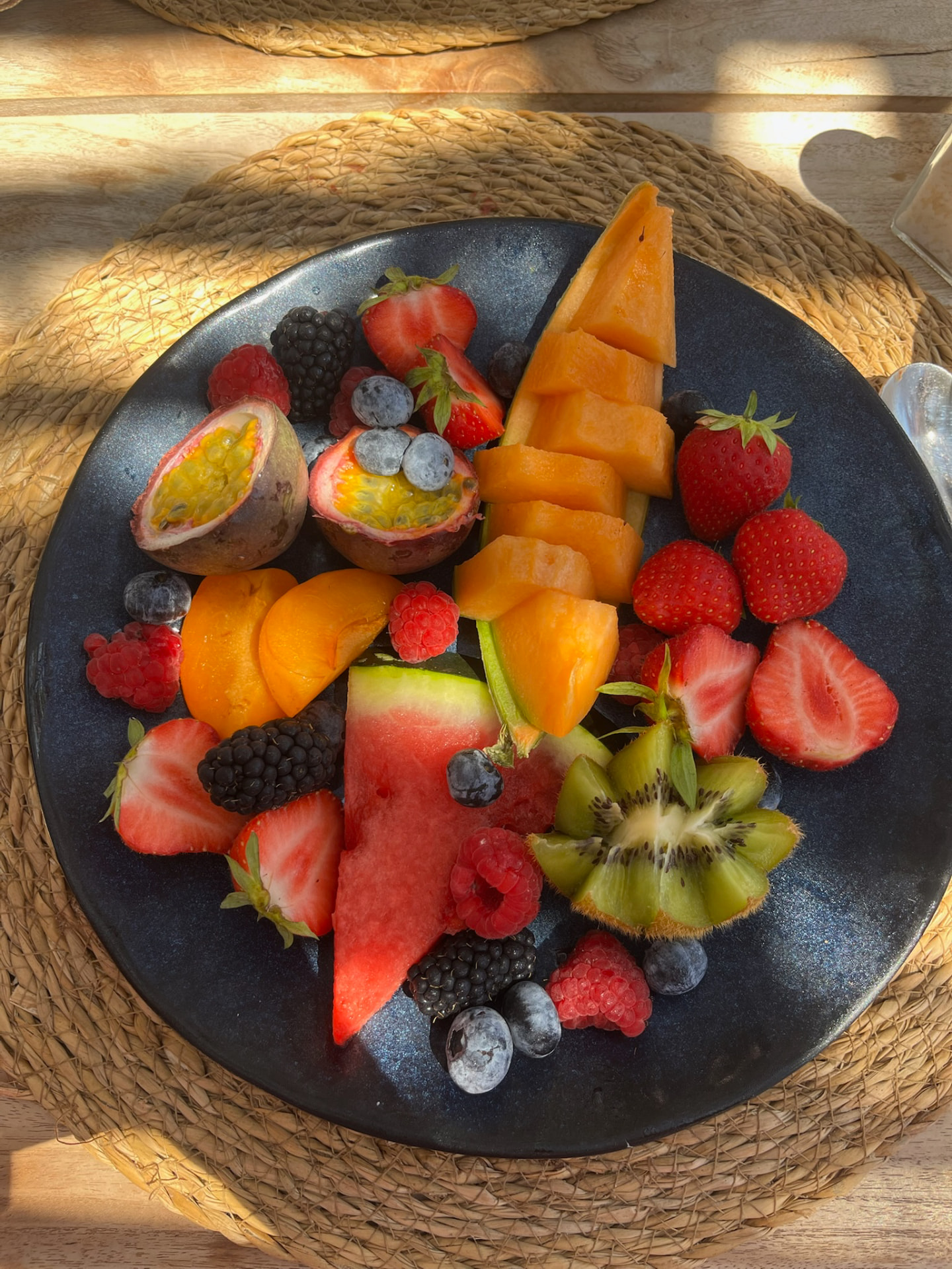 Assiette de fruits frais sur une table en bois