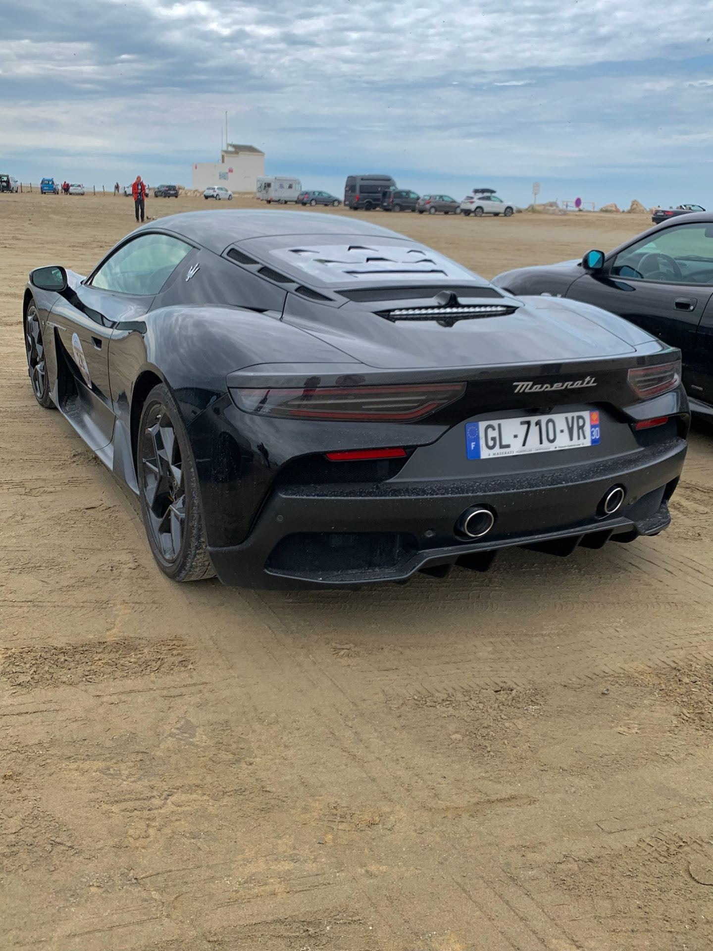 Voiture de sport noire sur le sable