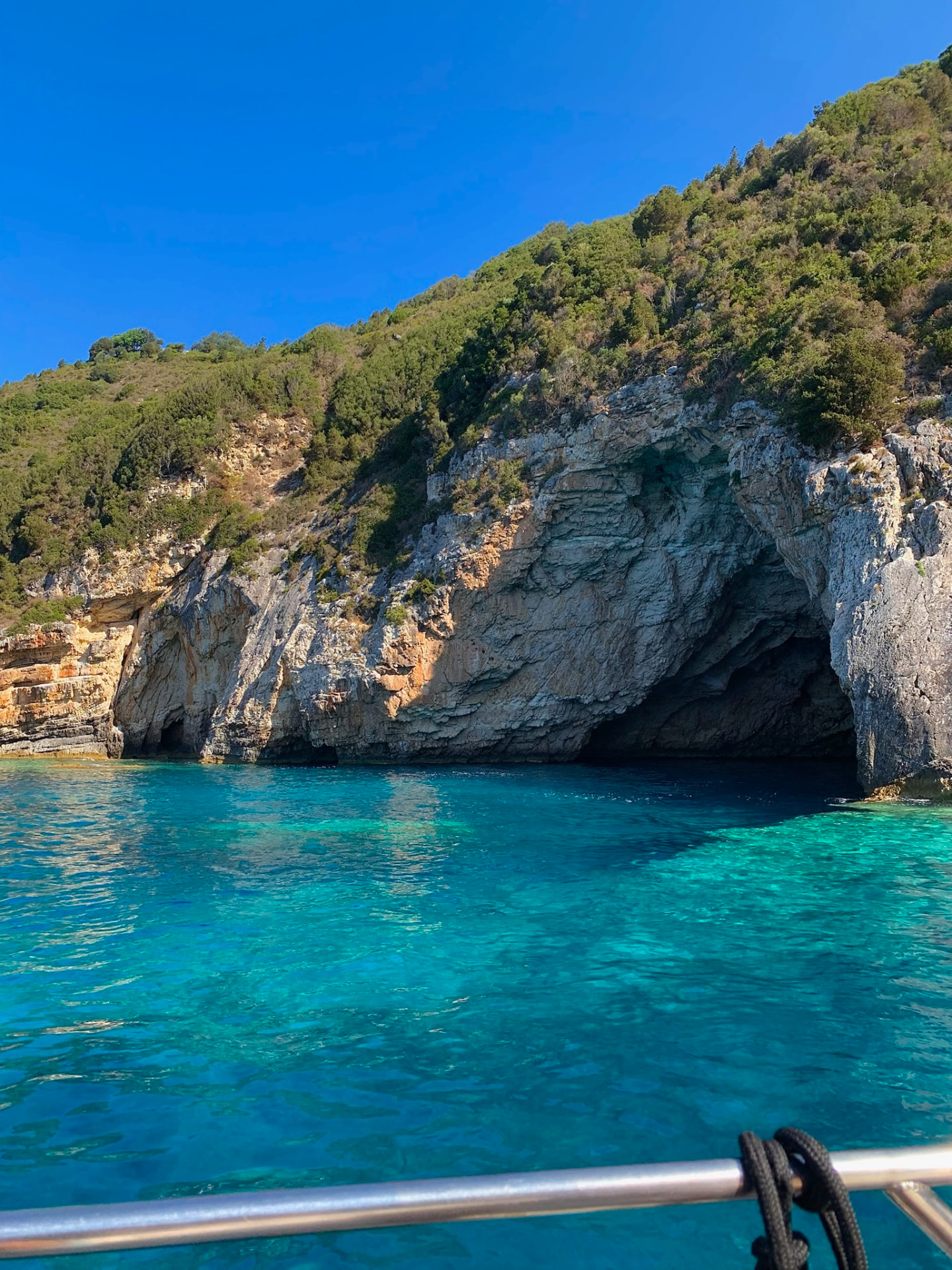 Crique aux eaux turquoise bordée de falaises