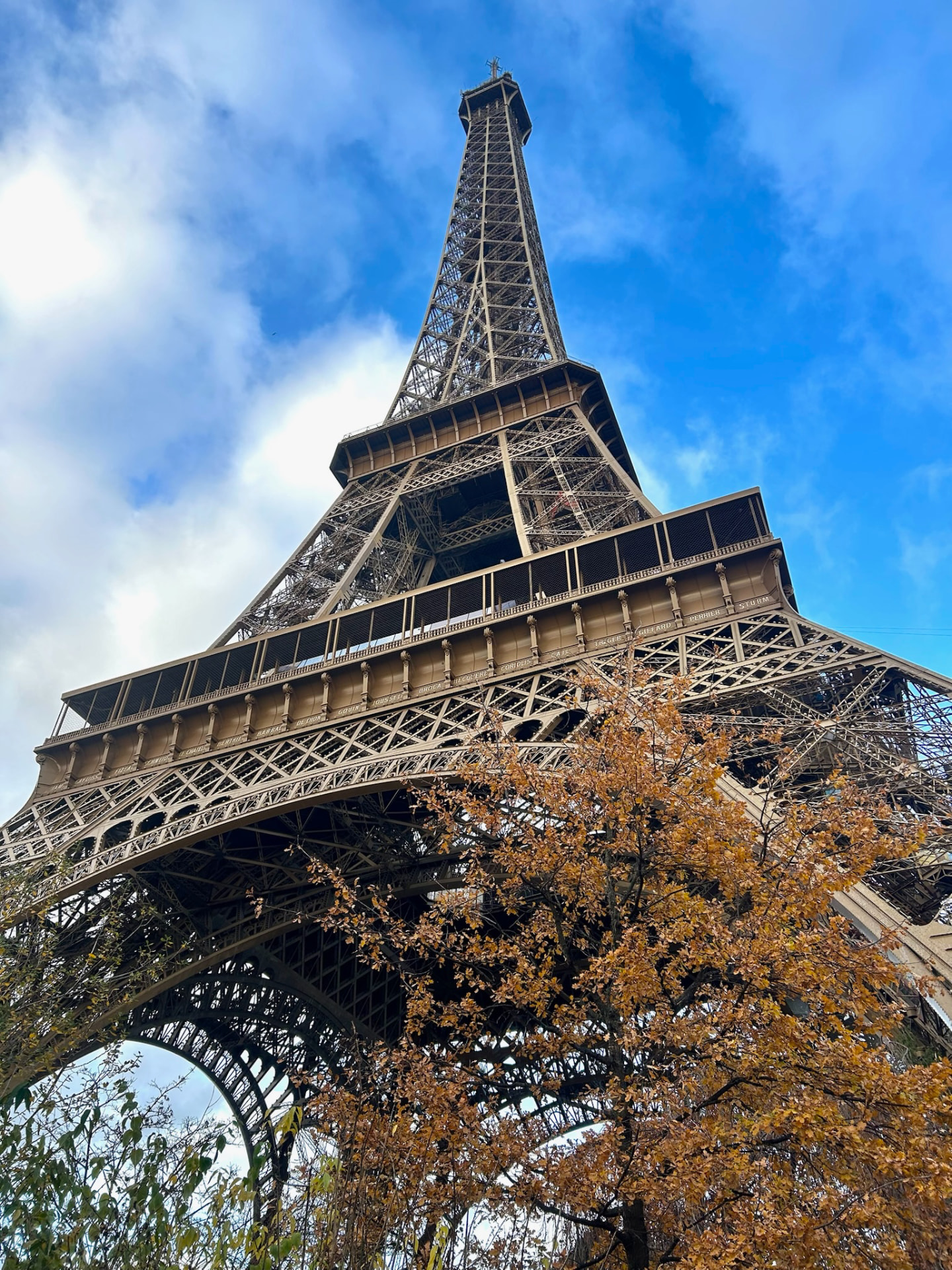 Tour Eiffel vue en contre-plongée