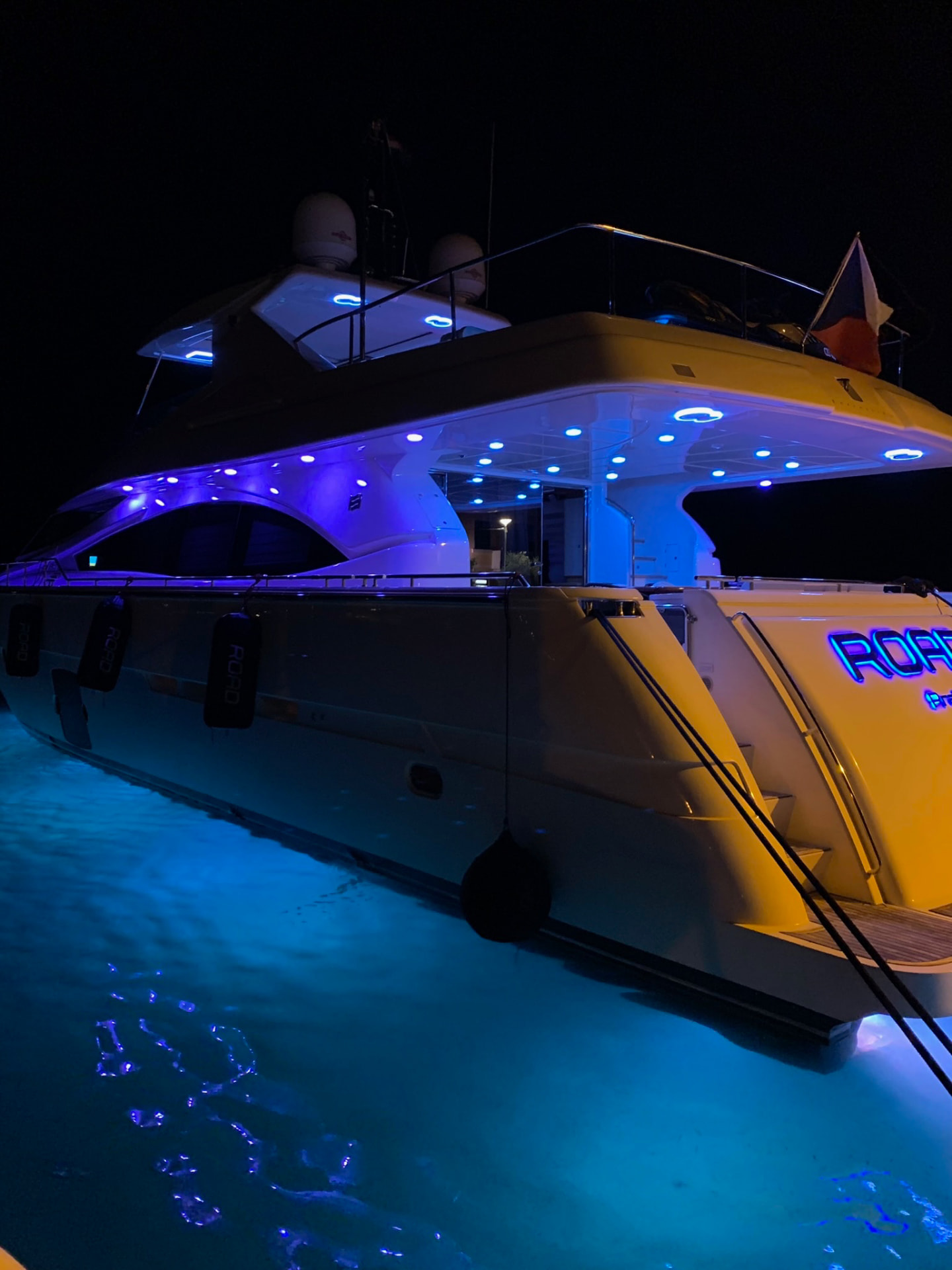 Yacht illuminé de bleu la nuit