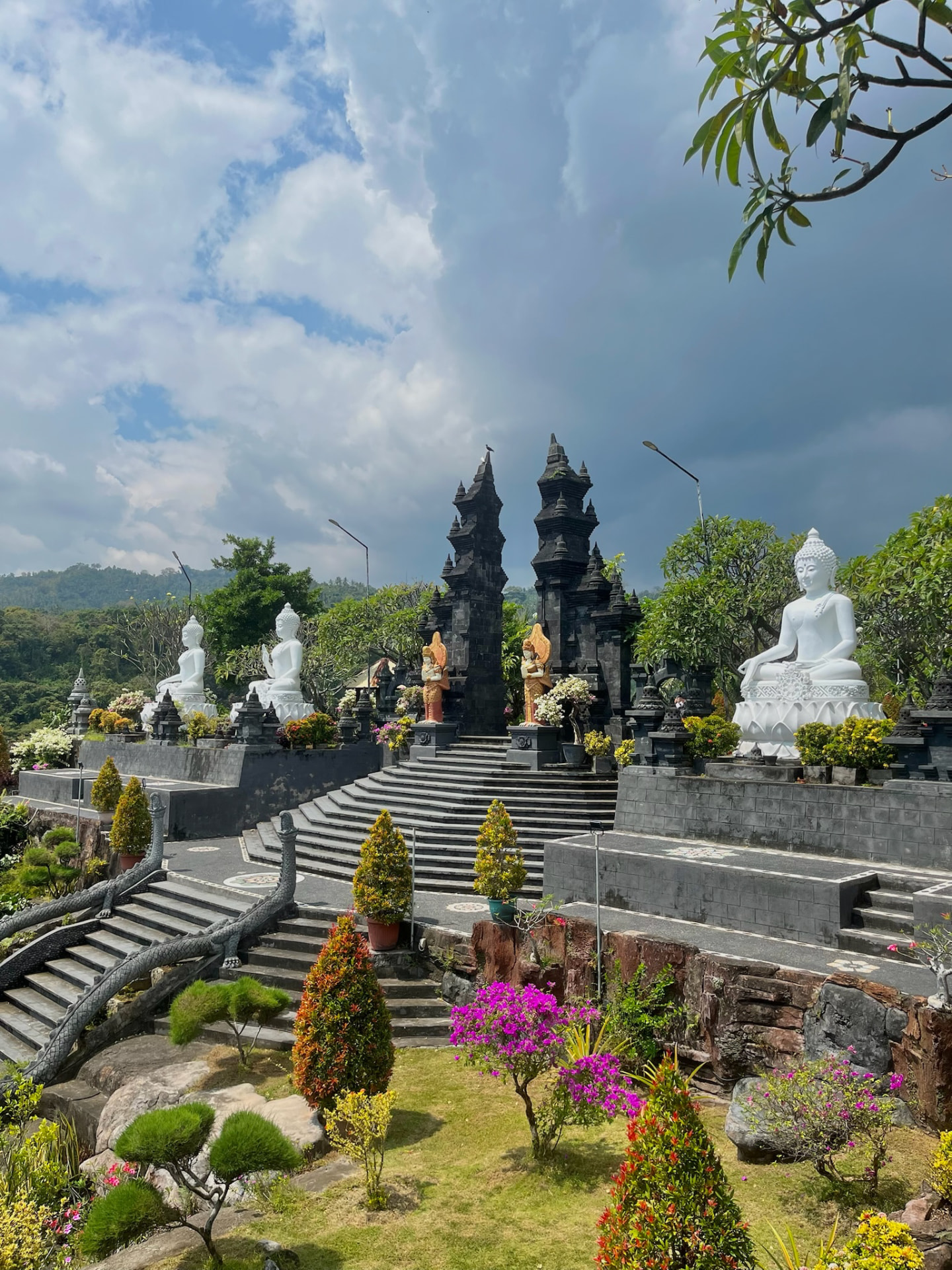 Temple aux statues blanches sous un ciel nuageux