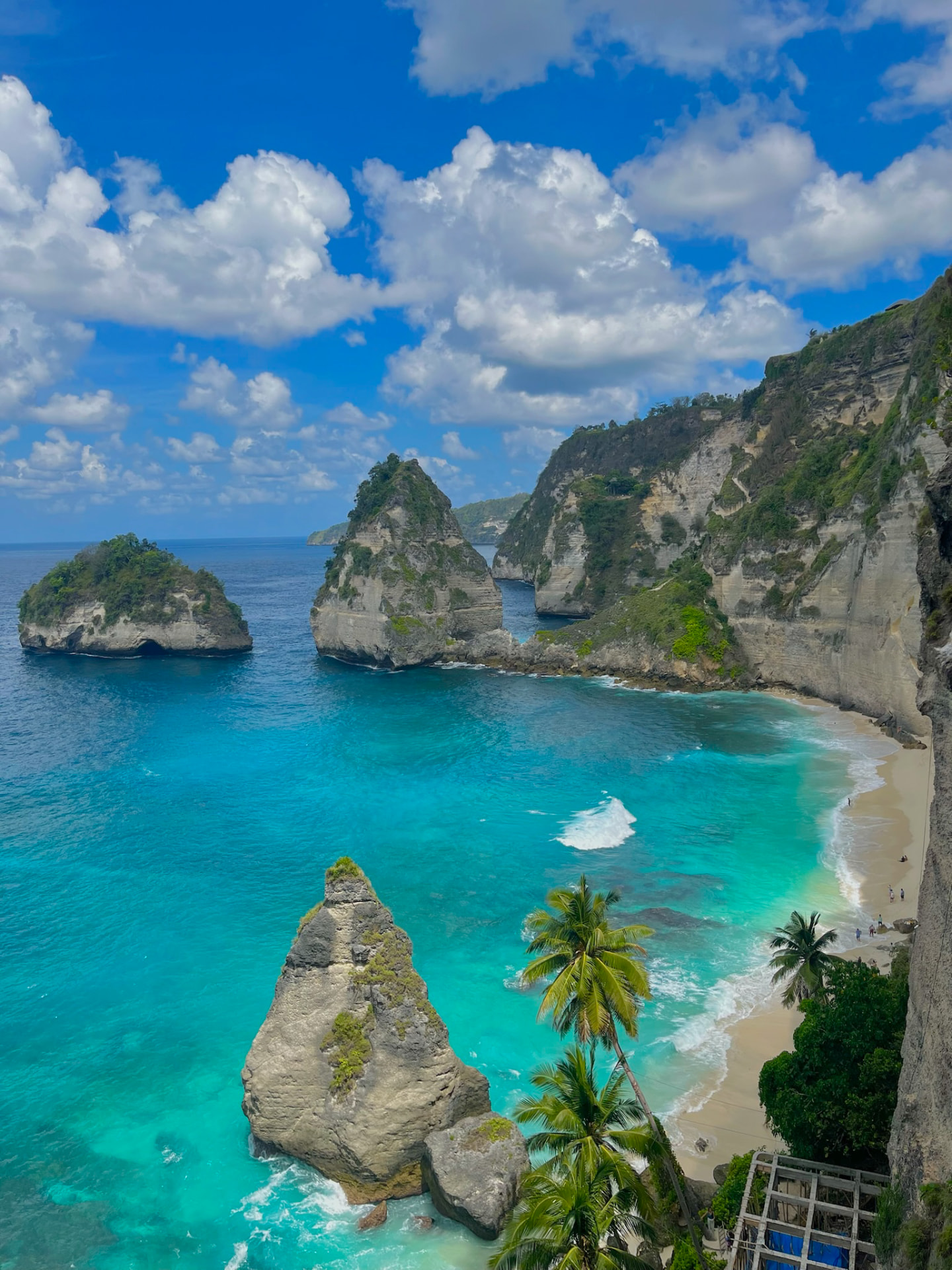 Baie turquoise et falaises vues d'en haut