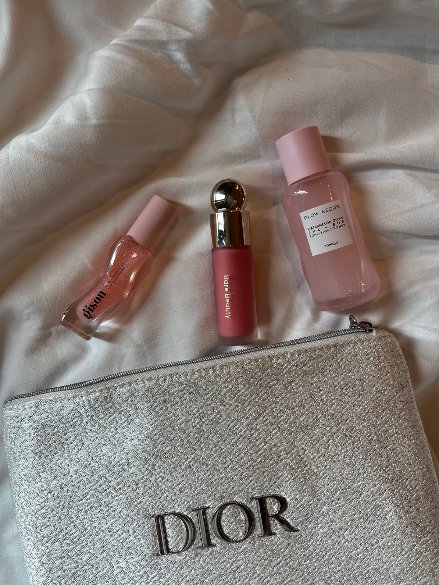 Produits de beauté posés sur un drap clair