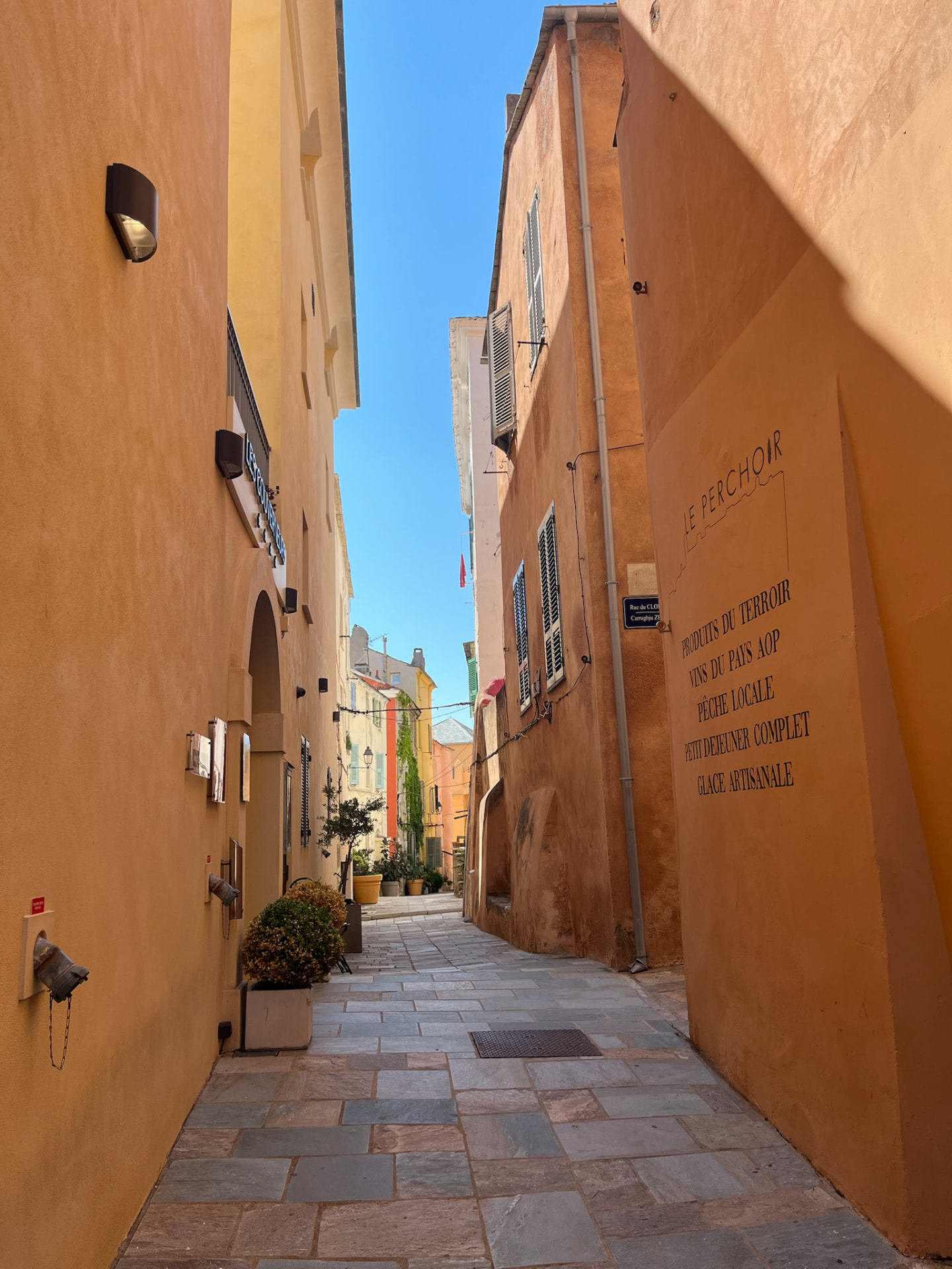 Ruelle méditerranéenne aux façades ocre